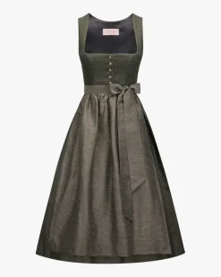 Elina Dirndl lang mit Schürze