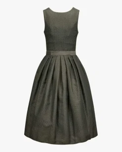 Elina Dirndl lang mit Schürze