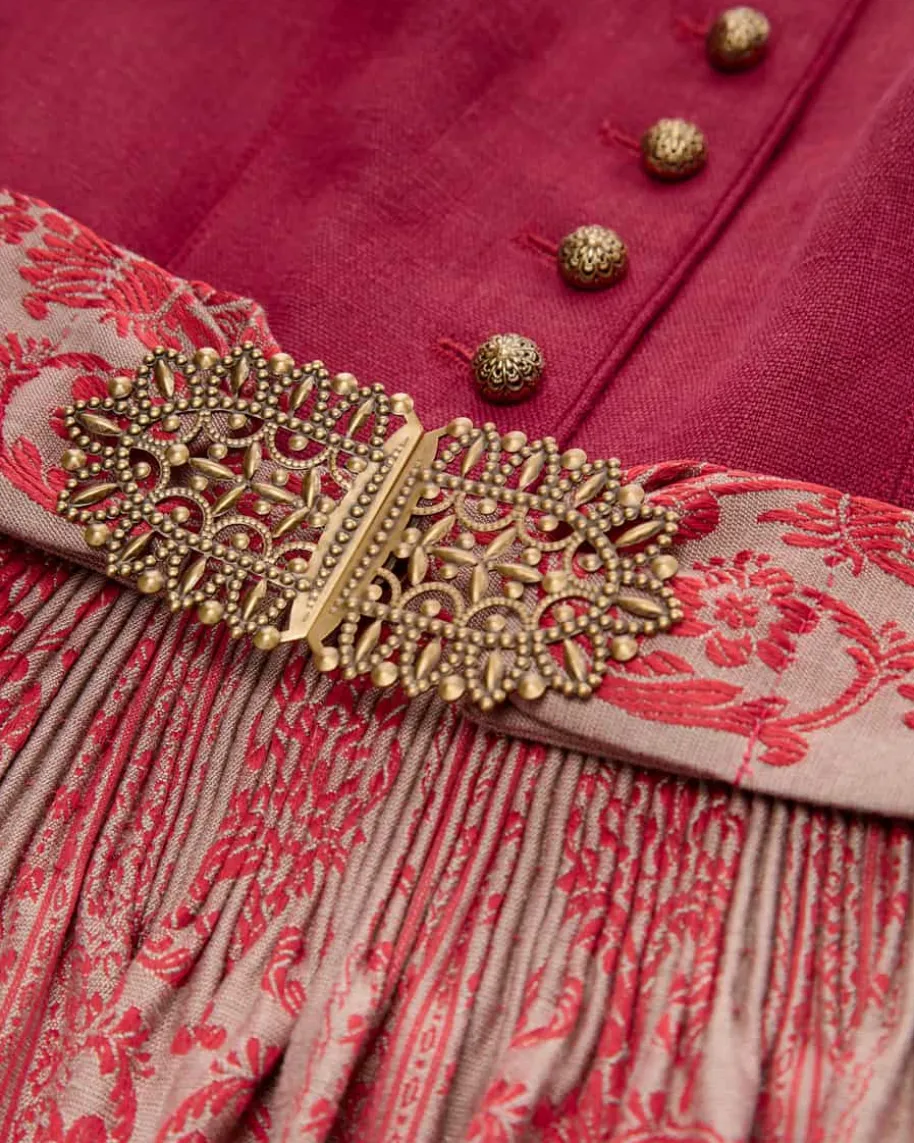 Margret Dirndl lang mit Schürze