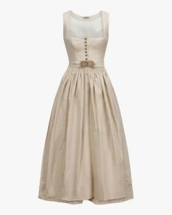 Monika Dirndl lang mit Leinenschürze