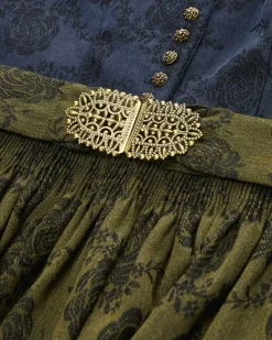 Monika Dirndl lang mit Schürze