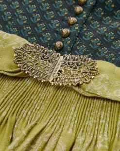 Monika Dirndl lang mit Schürze