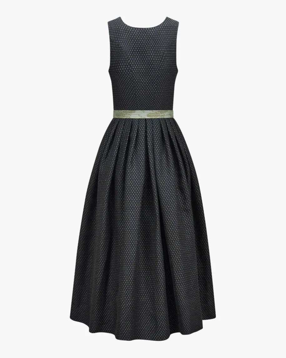 Monika Dirndl lang mit Schürze