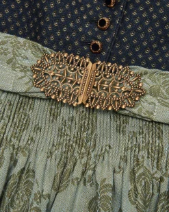 Monika Dirndl lang mit Schürze