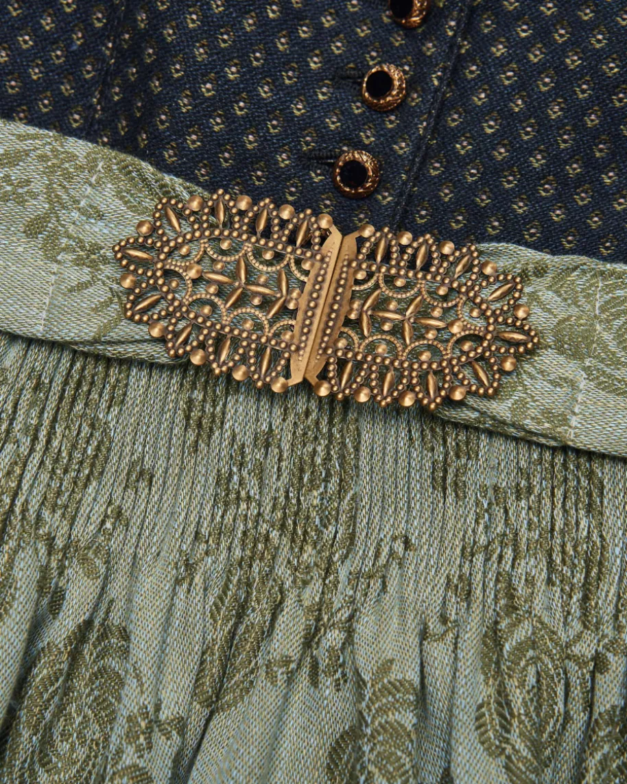 Monika Dirndl lang mit Schürze