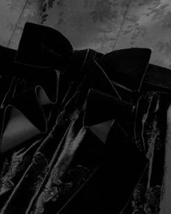 Schwarze Rose Midi-Dirndl mit Seidensamt-Schürze